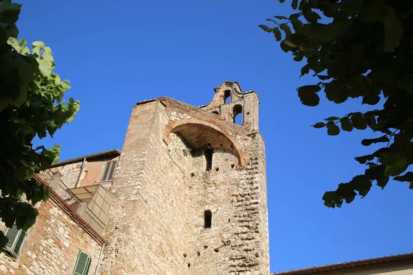 Narni, ruinas del viejo campanario — Foto de Stock