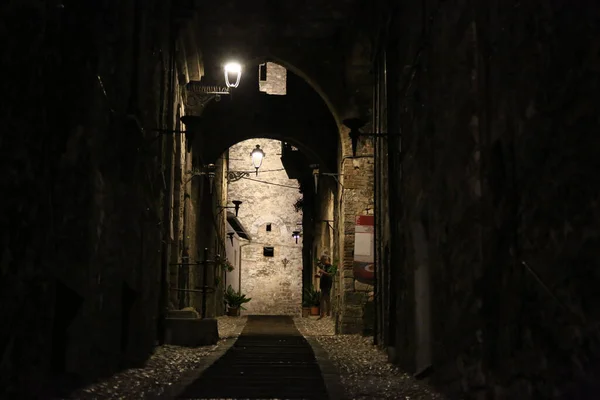 Алея в ніч міста Нарні (Італія). — стокове фото