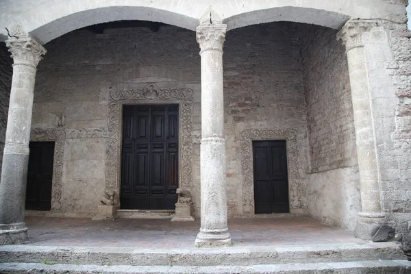 Colonnade i den antika kyrkan St Maria Impensole, Narni, Italien — Stockfoto