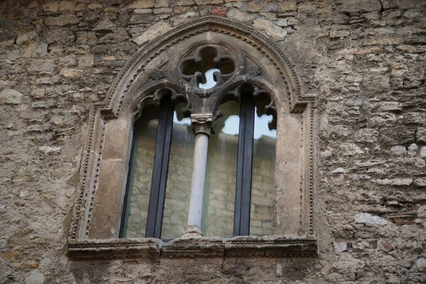 나르니 시에 있는 고대 궁전의 창문 — 스톡 사진