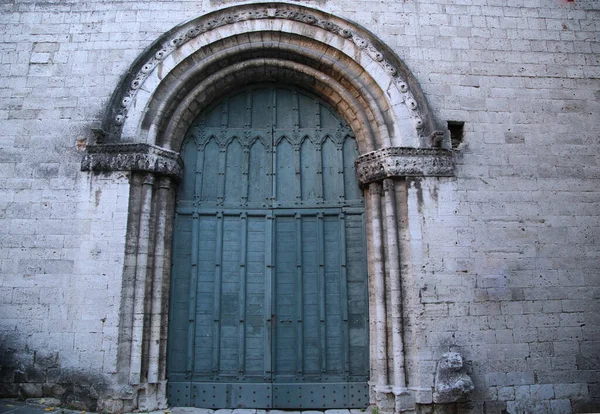 Alte Tür eines Palastes in der mittelalterlichen Stadt Narni — Stockfoto