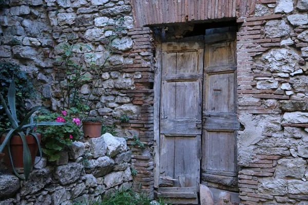 Alte Tür eines Palastes in der mittelalterlichen Stadt Narni — Stockfoto