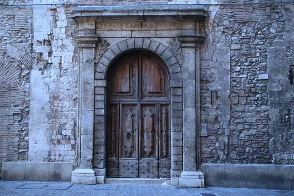 Old door of a palace in the medieval city of Narni — Stock Photo, Image