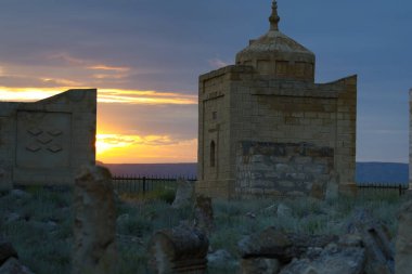 Günbatımında Shakpak Ata mezarlığının manzarası, Kazakistan. Yüksek kalite fotoğraf