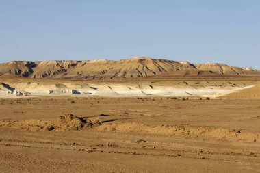 Kyzylkup, Kazakistan 'ın renkli demir kireç taşı oluşumları. Yüksek kalite fotoğraf