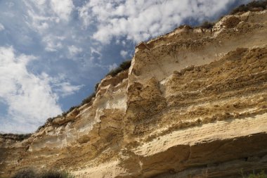 Kazakistan, Hazar Denizi 'ndeki Aktau sahilindeki kayalar. Yüksek kalite fotoğraf