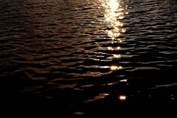 Солнечный След Поверхности Воды — стоковое фото