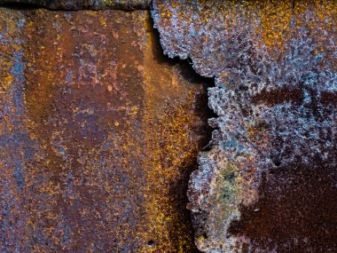 pas ile kaplı eski metal levha