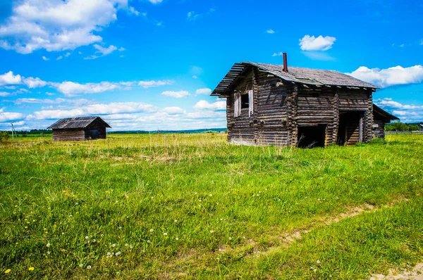 mavi gökyüzüne karşı eski ahşap ev