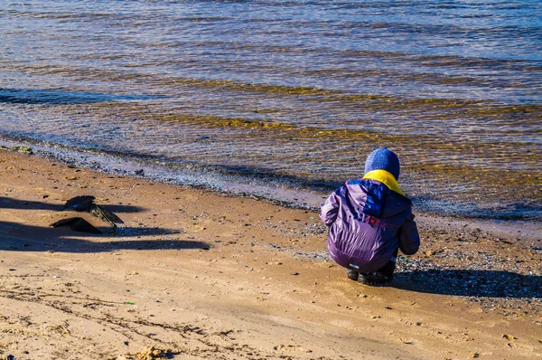 Deniz kıyısında çocuk