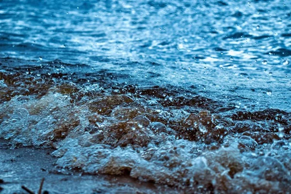 Eine Welle Die Mit Wasserspritzern Land Kommt — Stockfoto