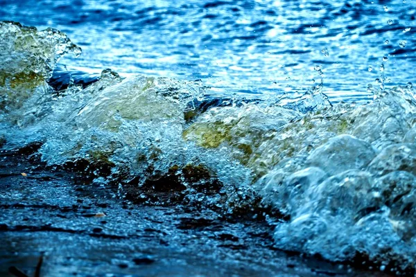 Uma Onda Que Vem Para Costa Com Salpicos Água — Fotografia de Stock