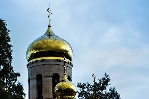 对着天空的东正教教堂穹顶 — 图库照片