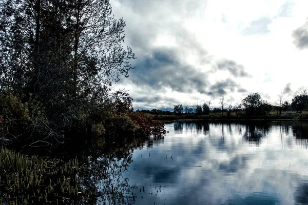 Landschaft Mit See Und Bewölktem Himmel — Stockfoto