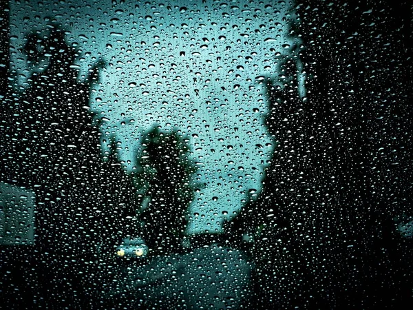 빗방울로 자동차의 유리에서 — 스톡 사진
