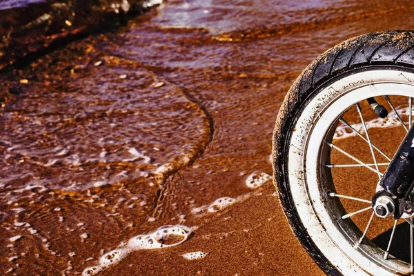 河背景上的自行车轮子 — 图库照片