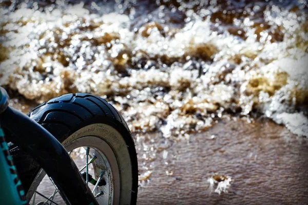 Rueda Bicicleta Fondo Del Río — Foto de Stock