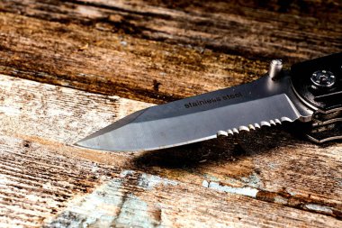 ahşap arka planda bıçak bıçak