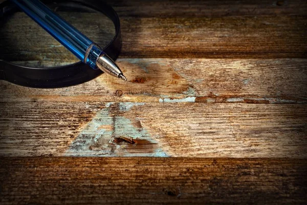 Lupa Pluma Sobre Fondo Madera — Foto de Stock