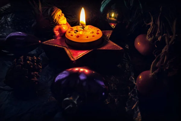 mumlar ve köknar dalları ile noel dekorasyon