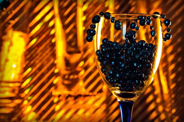 Wijn Glas Met Parels Een Kleurrijke Achtergrond — Stockfoto