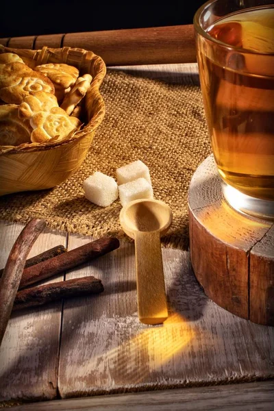 Stilleven Met Thee Beker Suiker Koekjes Een Houten Tafel — Stockfoto