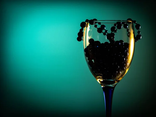 Champagne Glas Met Nieuwe Jaar Blauwe Kralen — Stockfoto