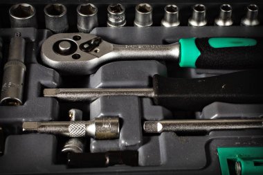 Bir kasada bir takım araçlariçeren arka plan.