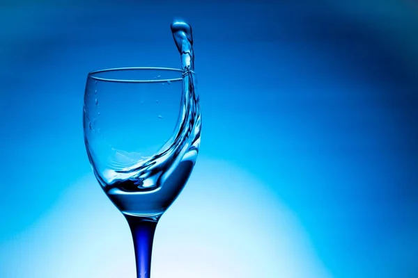 Copo Vinho Água Voadora Fundo Azul — Fotografia de Stock