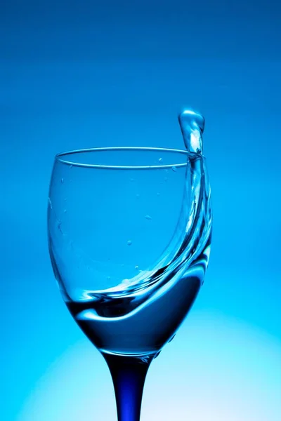 Mavi Arka Plan Üzerinde Uçan Şarap Bardağı — Stok fotoğraf
