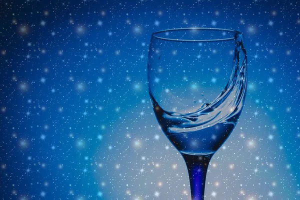 Copo Vinho Água Voadora Fundo Azul — Fotografia de Stock