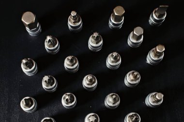 siyah arka plan üzerinde ratchet kombinasyon anahtarı