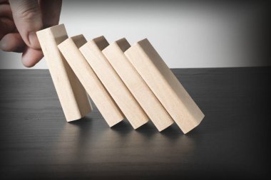 El ahşap bloklar düşen durdurmak. Domino etkisi. Riskkoruması kavramı
