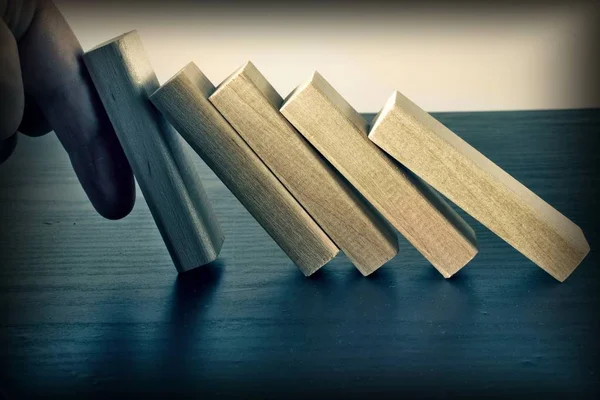 El ahşap bloklar düşen durdurmak. Domino etkisi. Riskkoruması kavramı