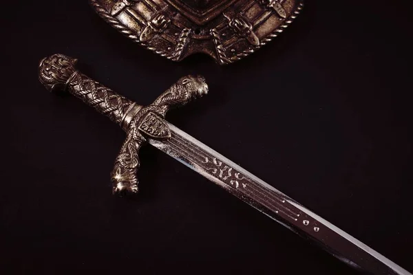 Kara arka planda şövalye kılıcı