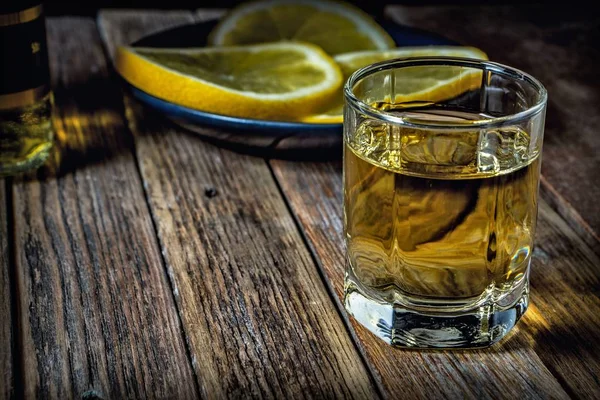 Achtergrond Met Een Fles Whisky Gevuld Met Een Stapel Gesneden — Stockfoto