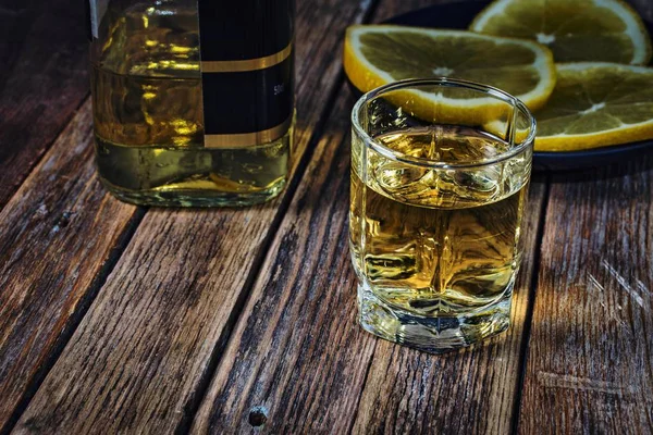 Achtergrond Met Een Fles Whisky Gevuld Met Een Stapel Gesneden — Stockfoto