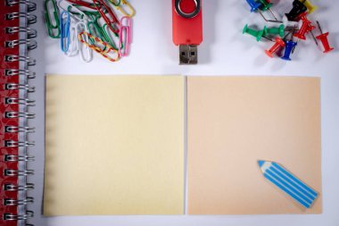 Not defteri kağıdı, not defteri, kırtasiye ve flaş bellek beyaz arkaplanda