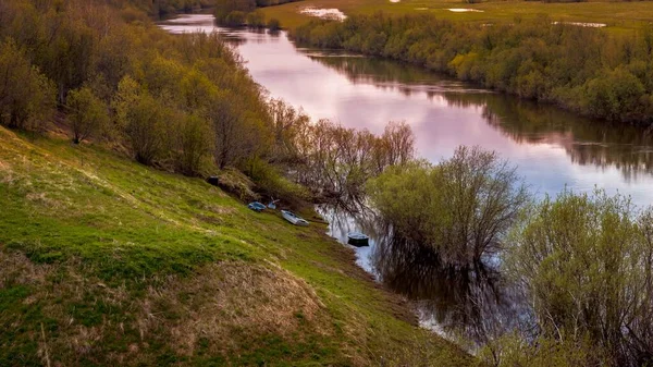 Landschaft Mit Einem Fluss Mit Bewachsenen Ufern Vor Dem Hintergrund — Stockfoto