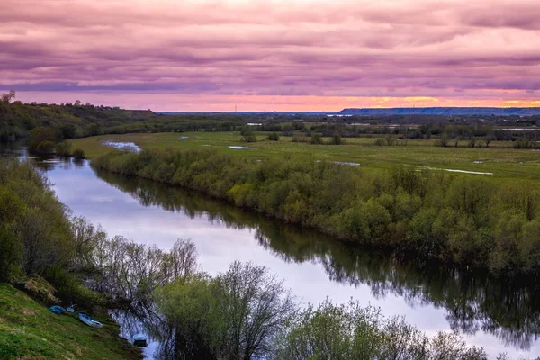 Krajobraz Rzeką Zarośniętymi Brzegami Tle Pięknego Zachodu Słońca — Zdjęcie stockowe