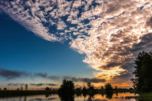 Paisagem Rural Manhã Verão Nascer Sol Com Nuvens Douradas Céu — Fotografia de Stock