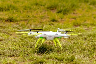 Yeşil çimen arka planında fırlatmadan önce kuadrokopter