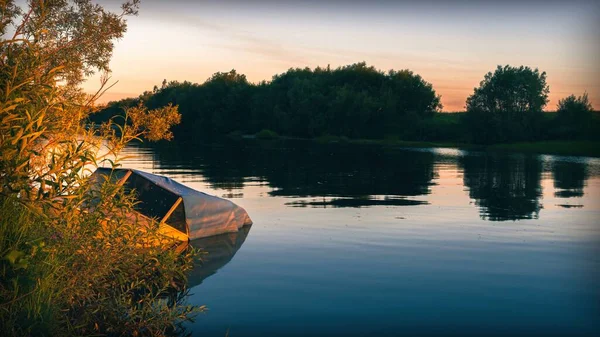Widok Rzeki Zatopioną Łodzią Rybacką Wschodzie Słońca — Zdjęcie stockowe