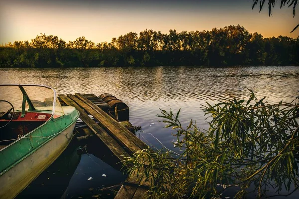 Спокойный Вечерний Пейзаж Реке Старой Деревянной Доской Рыбацкой Лодкой — стоковое фото
