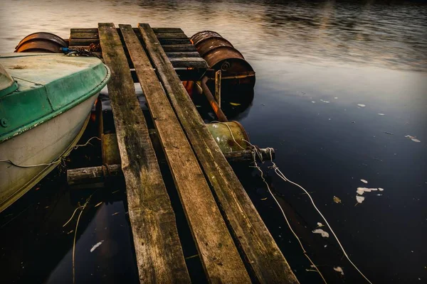 Ruhige Abendlandschaft Fluss Mit Einem Alten Holzplankensteg Und Einem Fischerboot — Stockfoto