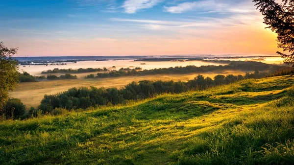 Schöne Morgenlandschaft Mit Grünem Gras Auf Dem Hügel Blauem Himmel — Stockfoto