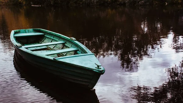 Спокойный Вечерний Пейзаж Рекой Отражающей Небо Старую Рыбацкую Лодку — стоковое фото