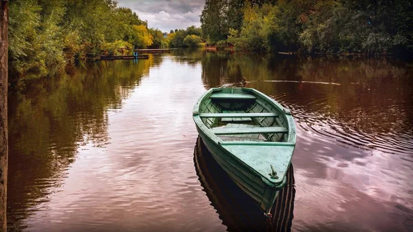 Klidná Večerní Krajina Řekou Odrážející Oblohu Starou Rybářskou Loď — Stock fotografie