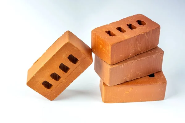 Beyaz arkaplanda izole edilmiş tuğla bloklar