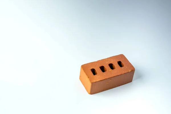 Beyaz arkaplanda izole tuğla blok